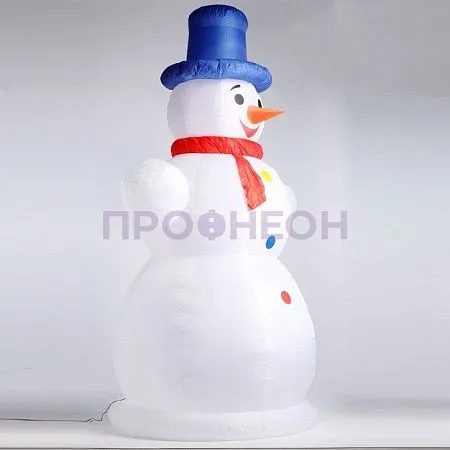 Крупный план надувного Снеговика: светодиодные элементы, ткань, компрессор, белое свечение