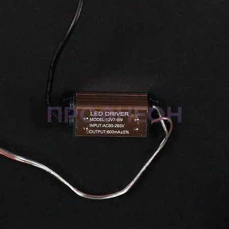 Крупный план светодиодной нити гирлянды Тающие сосульки, показывающий RGB-диоды и гибкий влагозащищенный провод.