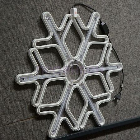Крупный план ветвей светодиодной снежинки, белые LED-диоды на гибком несущем шлейфе, влагозащищенный провод.
