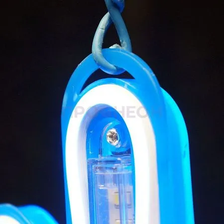 Крупный план светодиодной снежинки LED: синие диоды, динамические переливы, прочный плоский корпус