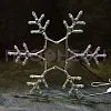 Крупный план светодиодной фигуры «Снежинка»: синие диоды, ветви, соединительный провод