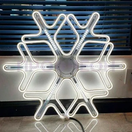 Крупный план ветвей светодиодной снежинки, белые LED-диоды на гибком несущем шлейфе, влагозащищенный провод.