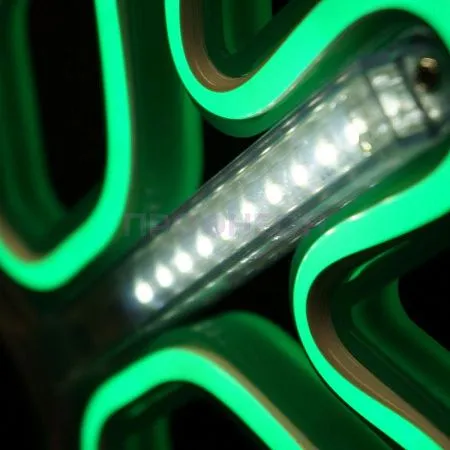 Крупный план зеленой светодиодной снежинки LED: яркие диоды, плоская конструкция, крепежные элементы для монтажа