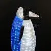 Крупный план светодиодной фигуры пингвина: акриловый корпус, бело-синие диоды, влагозащищенный провод 24В