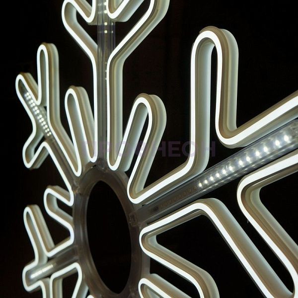 Крупный план светодиодной снежинки: белые LED-диоды, прозрачный провод, плоский корпус для уличной установки