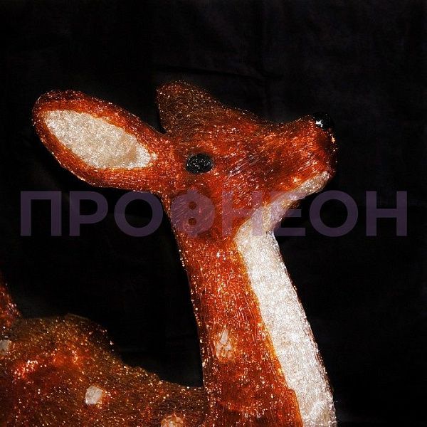 Крупный план акриловой фигуры оленя 100см: коричневые рога, светодиодные элементы и защитный кабель для улицы