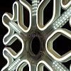 Крупный план ветвей светодиодной снежинки, белые LED-диоды на гибком несущем шлейфе, влагозащищенный провод.