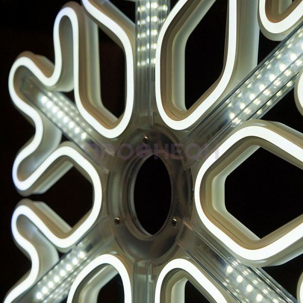 Крупный план ветвей светодиодной снежинки, белые LED-диоды на гибком несущем шлейфе, влагозащищенный провод.