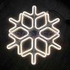 Крупный план ветвей светодиодной снежинки, белые LED-диоды на гибком несущем шлейфе, влагозащищенный провод.