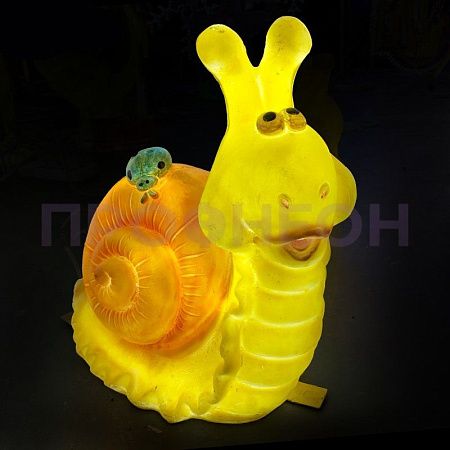 Крупный план объемной фигуры Улитка с жучком: текстура стекловолокна, светодиодная подсветка белого свечения, провод и трансформатор