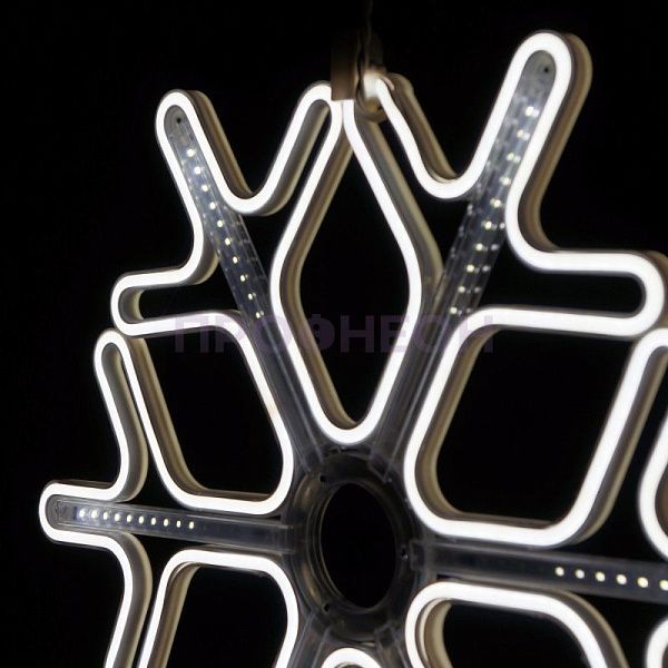 Крупный план ветвей светодиодной снежинки, белые LED-диоды на гибком несущем шлейфе, влагозащищенный провод.