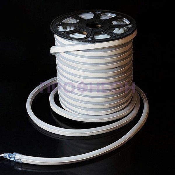 Крупный план гибкого неона LED Neon Flex красного цвета: светодиодная нить, силиконовая оболочка, провод