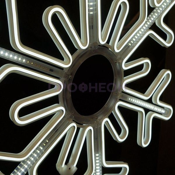 Крупный план светодиодной снежинки: белые LED-диоды, прозрачный провод, плоский корпус для уличной установки