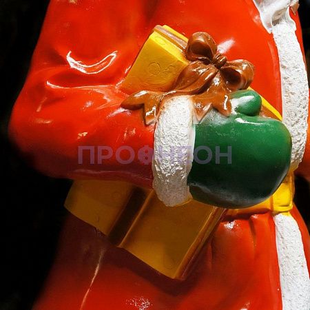 Крупный план фигуры Санта с подарками: стекловолокно, светодиодная подсветка, трансформатор