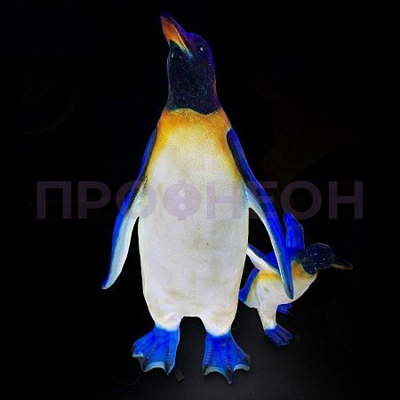 Крупный план фигуры Пингвиненок: текстура стекловолокна, светодиоды, кабель и трансформатор