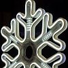 Крупный план ветвей светодиодной снежинки, белые LED-диоды на гибком несущем шлейфе, влагозащищенный провод.