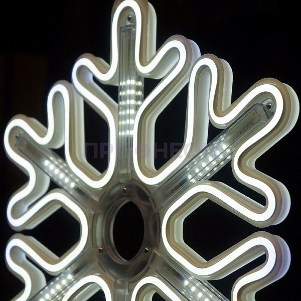 Крупный план ветвей светодиодной снежинки, белые LED-диоды на гибком несущем шлейфе, влагозащищенный провод.