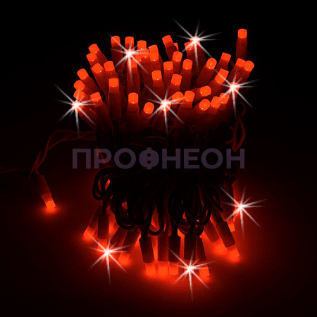 Крупный план светодиодов и прочной каучуковой оболочки гирлянды Стринг Лайт, красное свечение, мерцающий эффект.
