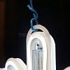 Крупный план ветвей светодиодной снежинки, белые LED-диоды на гибком несущем шлейфе, влагозащищенный провод.