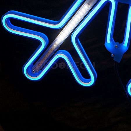 Крупный план светодиодной снежинки LED: синие диоды с динамикой, плоский корпус, элементы крепления и провода подключения