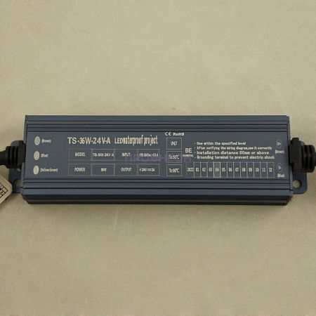 Крупный план трансформатора IP67 36Вт: клеммная колодка, герметичный корпус, кабель