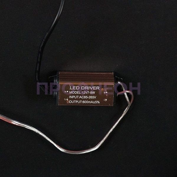 Крупный план светодиодной нити гирлянды Тающие сосульки, показывающий RGB-диоды и гибкий влагозащищенный провод.