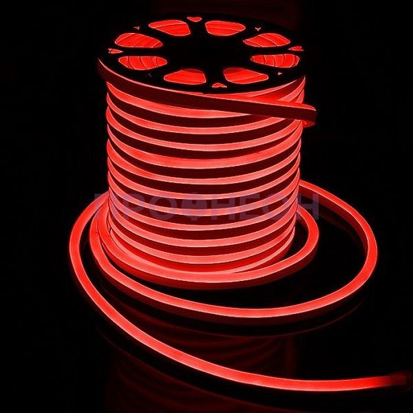 Крупный план гибкого неона LED Neon Flex красного цвета: светодиодная нить, силиконовая оболочка, провод