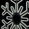Крупный план светодиодной снежинки: белые LED-диоды, прозрачный провод, плоский корпус для уличной установки