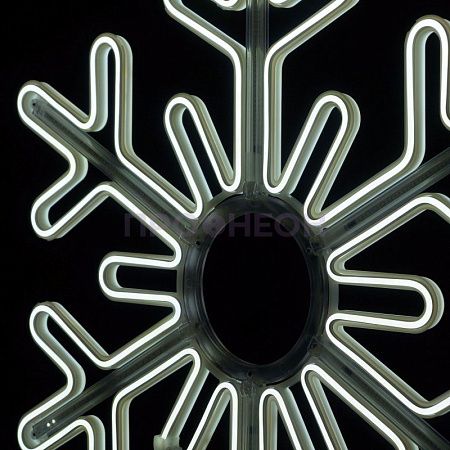 Крупный план светодиодной снежинки: белые LED-диоды, прозрачный провод, плоский корпус для уличной установки