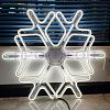 Крупный план ветвей светодиодной снежинки, белые LED-диоды на гибком несущем шлейфе, влагозащищенный провод.